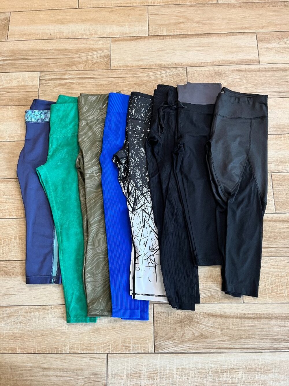 Womens Bundle of 8 Athletic Leggings - M